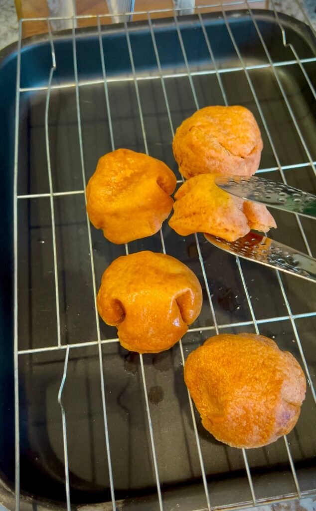 Place the deep-fried bread on a tray with a mesh liner to cool.
