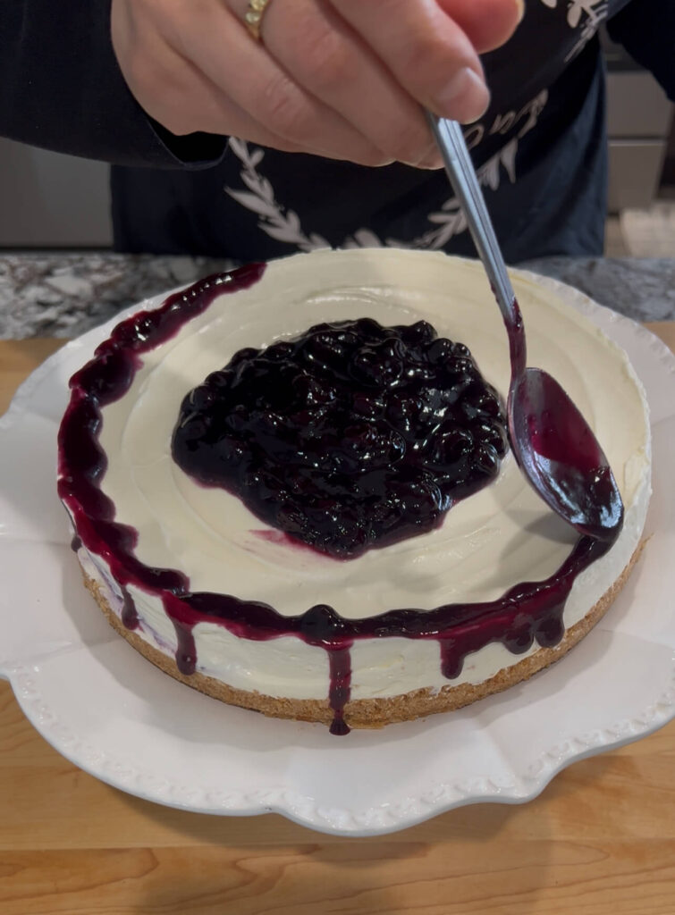Topping No-bake cheesecake with blueberry sauce 