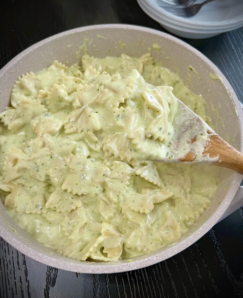 Creamy pesto pasta