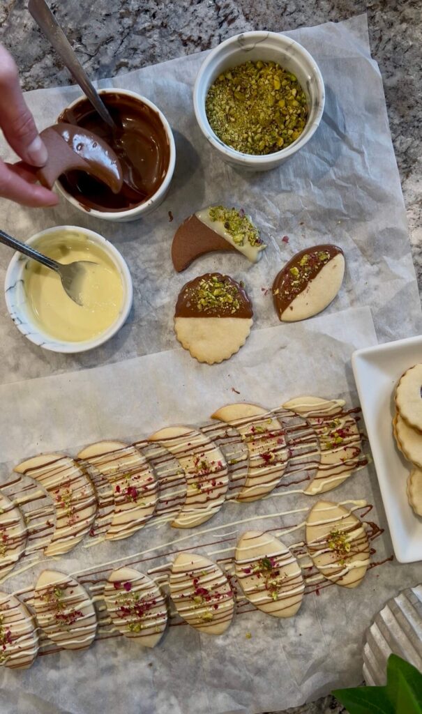 Decorating the Petit four cookies 